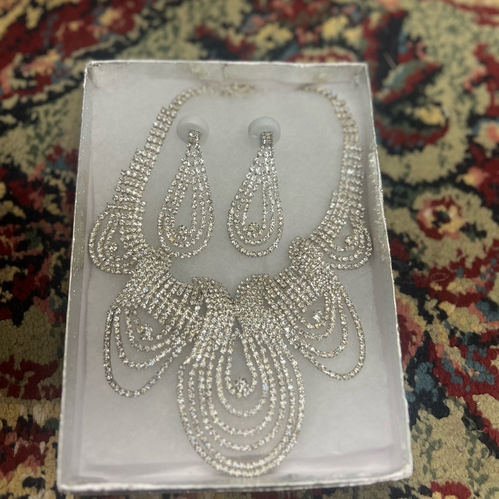 Silver necklace and earring set